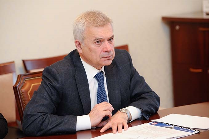 زندگینامه واگیت آلکپرو (Vagit Alekperov) : وی متولد 1 سپتامبر 1950 در باکو، یک تاجر آذربایجانی و روسی و در حال حاضر رئیس جمهور شرکت نفتی روسیه است.