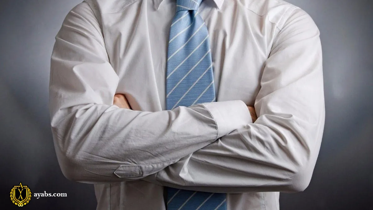 معنی دست به سینه در زبان بدن
