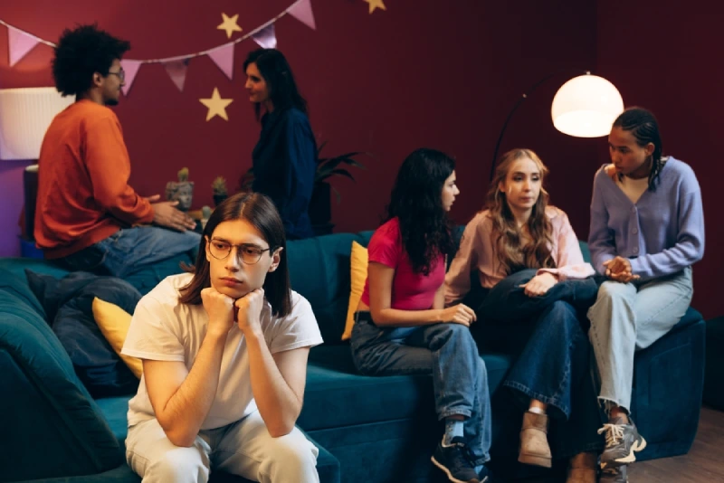 طرحواره انزوای اجتماعی و بیگانگی چیست؟ راه های درمان آن 2 طرحواره انزوای اجتماعی و بیگانگی