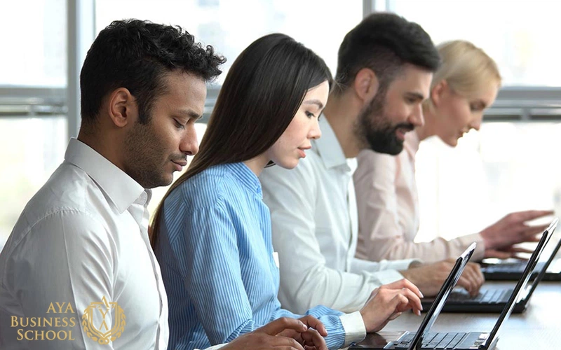 عوامل موفقیت در کسب و کار؛ نقشه راه جامع از استراتژی تا فروش (راهنمای ۲۰۲۵) 4 مهم ترین عامل موفقیت در کسب و کار