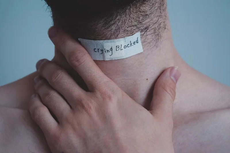 طرحواره بازداری هیجانی چیست؟ نشانه ها و راه رهایی 2 تله ی بازداری هیجانی