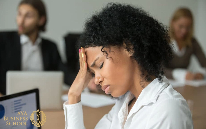 زبان بدن افراد عصبی؛ راهنمای جامع تشخیص استرس و کنترل اضطراب 2 نشانه های عصبی بودن در زبان بدن